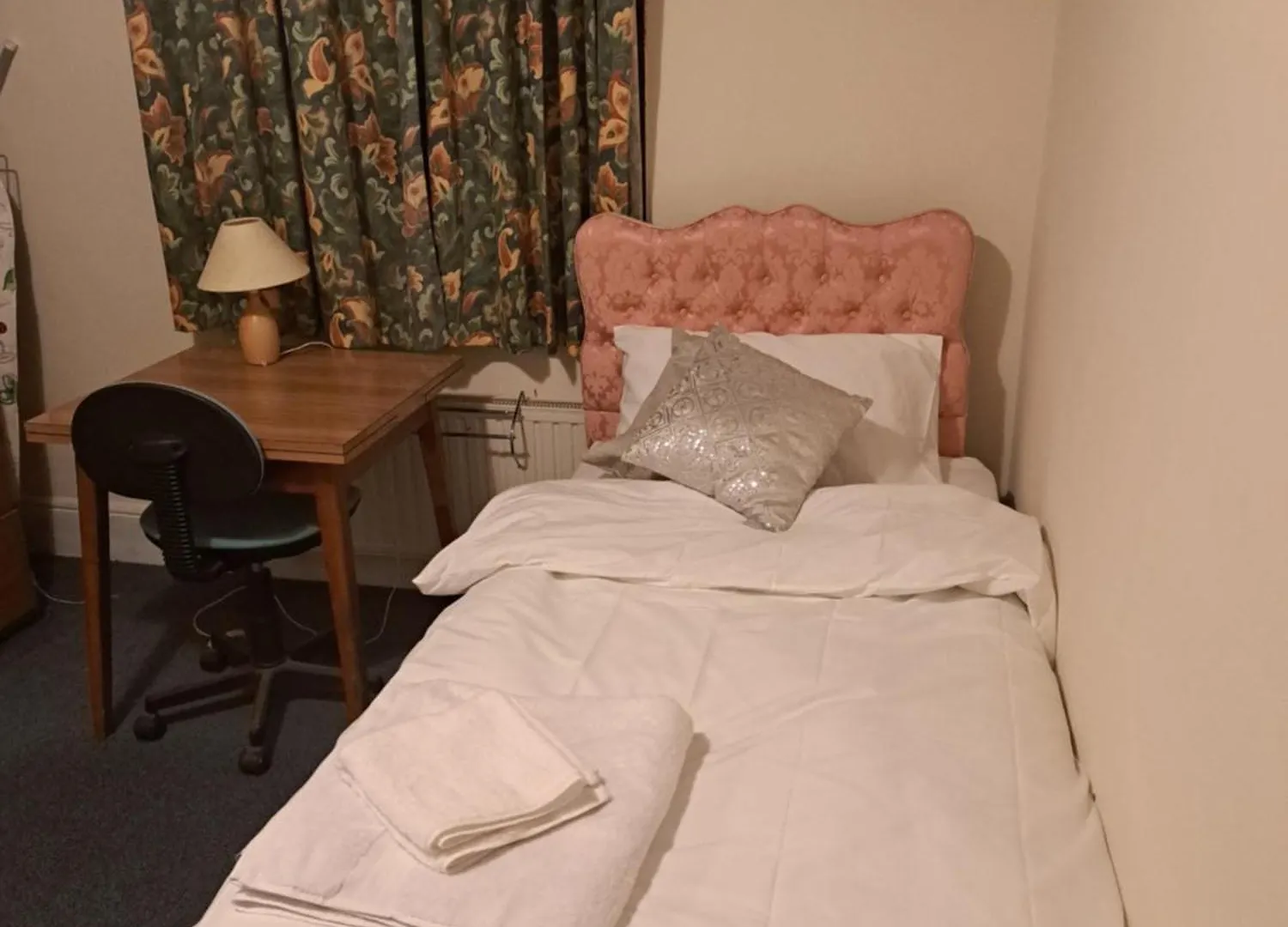 Homestay Single Room- Goodmays Train Station- London Ilford