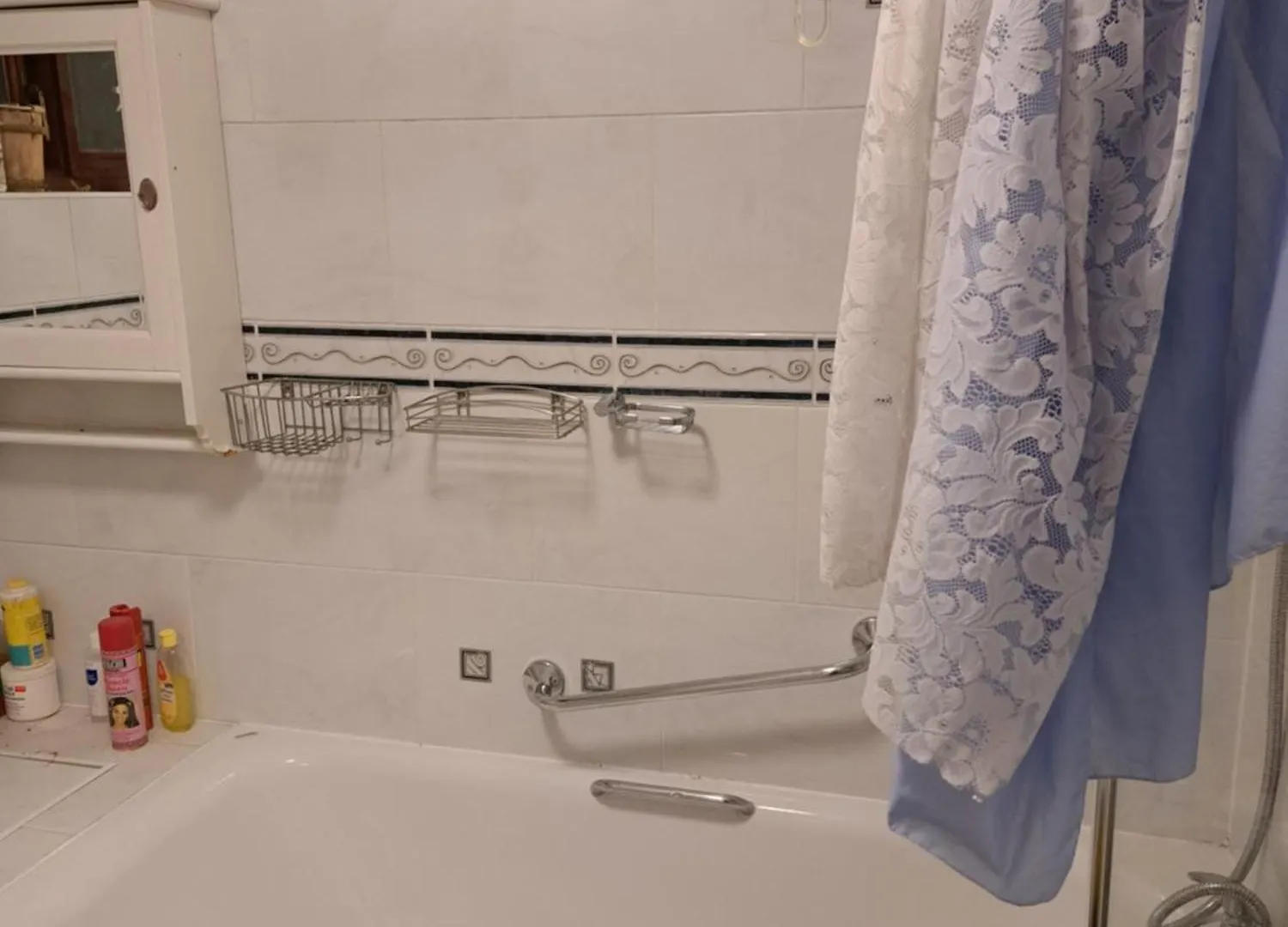 Homestay Single Room- Goodmays Train Station- London Ilford