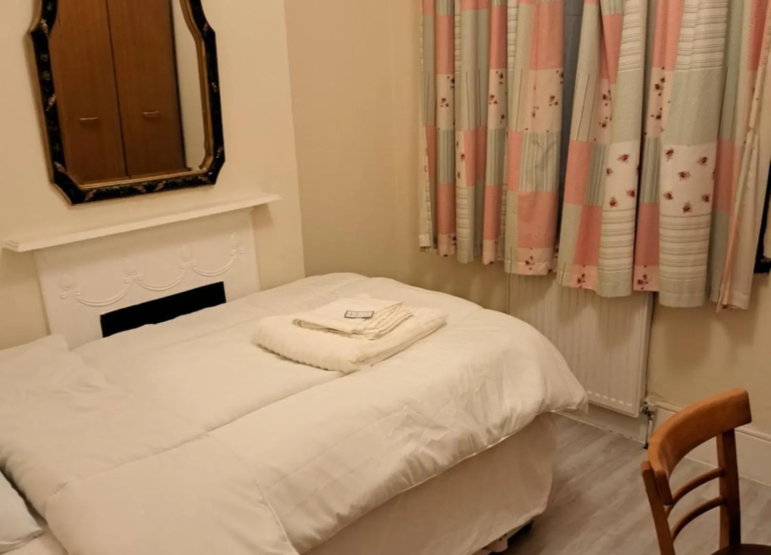 Single Room- Goodmays Train Station- London Ilford